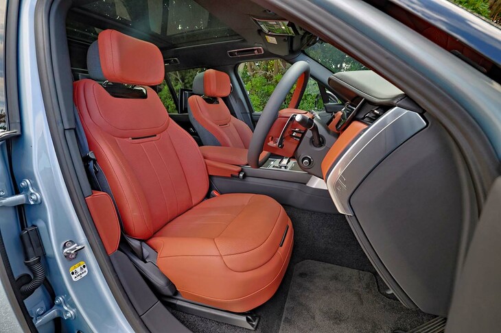 シート表皮には上質なニアアニリンレザー／セミアニリンレザーを採用。オプションで、環境に配慮したポリウレタン素材の「ウルトラファブリック」も選択できる。