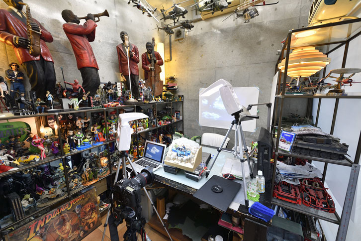 太田さんのアトリエは楽しげなオブジェでいっぱい。清水康行カメラマンによる撮影も、ここで行われる。