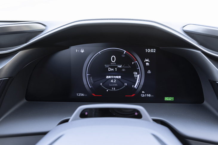 メーターパネルはコンパクトな液晶タイプだが、解像度が足りておらず少しぼやけた表示だ。「インタラクティブマニュアルドライブ」をアクティブにしているので中央に「DM 1」と表示されている。