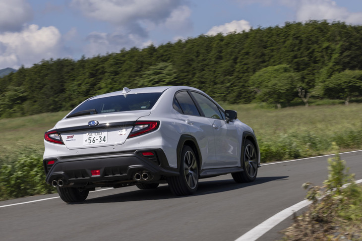 舗装状態の変化に対しても寛容で、唐突にノイズが高まるようなことはない。グリップ自慢でありながら、コンフォート性能の高さも持ち味だ。