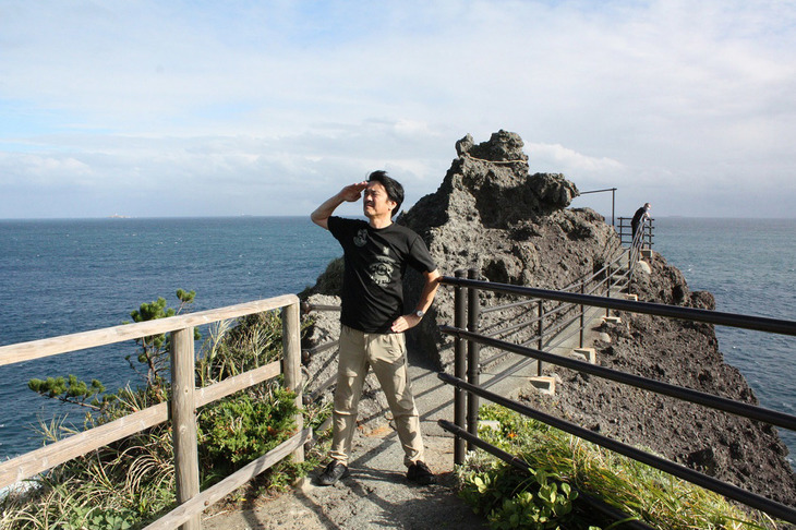 西伊豆の海岸沿いを「セクシージャンボ」で走り、伊豆半島の最南端、石廊崎に到着。「日本の灯台50選」にも選ばれる白い石廊崎灯台が有名な観光スポットである。