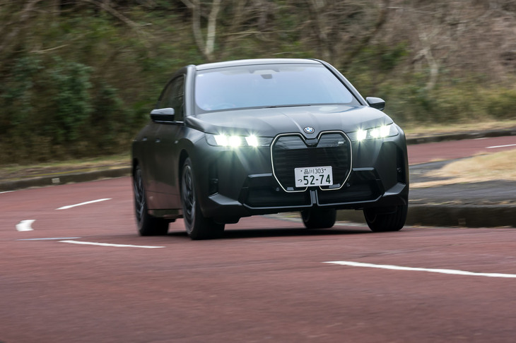 バッテリーに関しては従来モデルから変更はなく、総電力量111.5kWhのリチウムイオン電池を搭載。一充電走行距離は、615kmから602kmへと若干減じている。