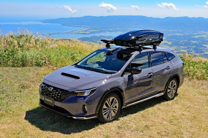 大佐渡スカイラインの展望台に展示された「レヴォーグ レイバック」の用品装着車。そのアウトドアな装いに、思わず「マーケティングがブレとるやないかい！」とツッコんでしまった報道関係者は、私だけではないはず。