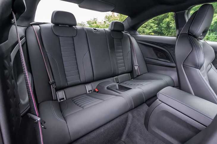 後席の乗車定員は2人。背もたれには40：20：40の3分割可倒機構が備わる。シートベルトやドアパネル、ステアリングホイールのステッチなど、インテリアは「M」ブランドを象徴するブルーとレッドのカラーでコーディネートされている。