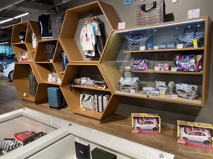 「フィアット500」オフィシャルマーチャンダイジング商品の販売コーナー。