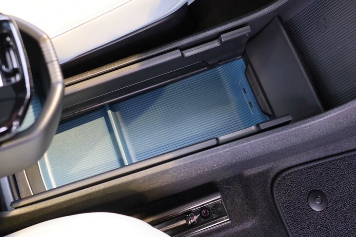 ボルボEX30ウルトラ シングルモーター エクステンデッドレンジ（センターコンソールのトレー）