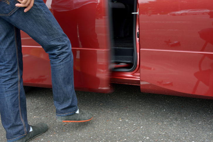 最上級グレード「ハイウェイスターG」のスライドドアには、下方に足先をかざすだけで開閉できる機能が備わる。両手がふさがっているときに便利。