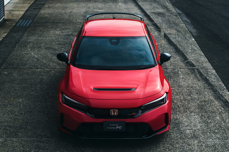 ホンダの走りのイメージリーダーである「シビック タイプR」。「『プレリュード』との間で序列をつくっちゃいかん！」ということで、上級仕様「レーシングブラックパッケージ」の価格が617万9800円に“値上げ”された。　
	清水＆ほった「なんでやねん」