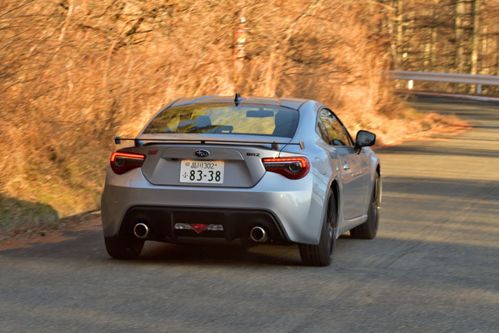 テールエンドには「GT」グレードと同様に、リアスポイラーが標準で備わる。