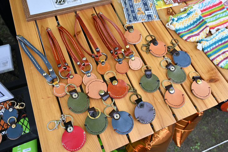 キーホルダーにはその場で名前などを型押ししてもらえる。