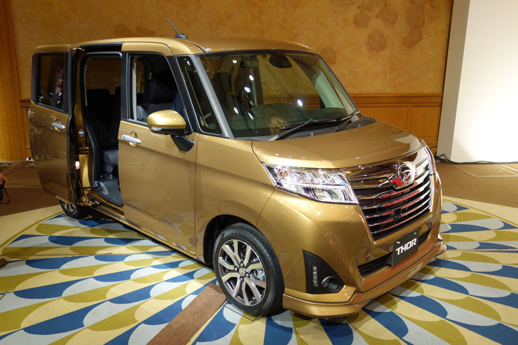 「トヨタ・ルーミー カスタムG-T」。ボディーカラーはインペリアルゴールドメタリック。