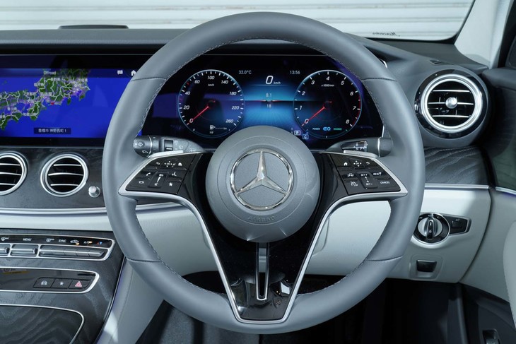 ステアリングホイールのスポーク部には運転支援システムをはじめとする多数のスイッチが並ぶ。