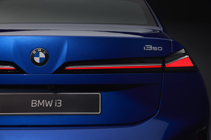 公開時にラインナップとして発表された「BMW i3 50 xDrive」は、前後アクスルに電気モーターを搭載。システム全体の出力は469PS（345kW）、同最大トルクは645N・mとなる。一充電走行距離は最大900km（WLTPモード）。