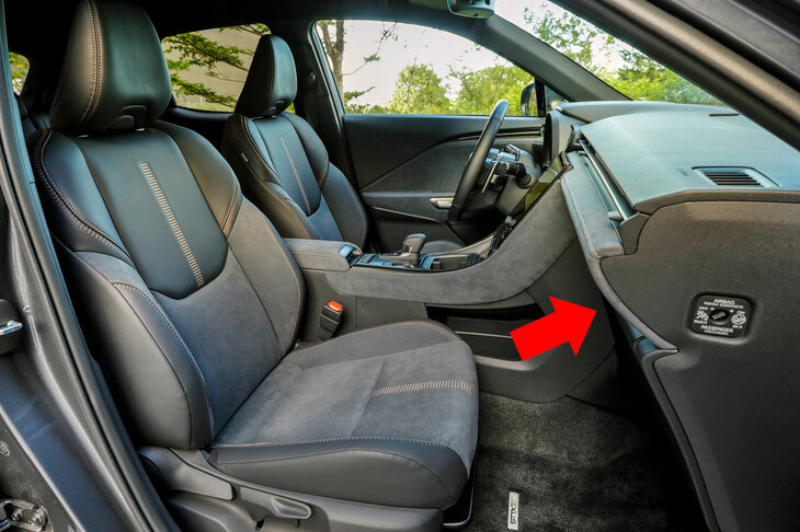 「LBX」（左ハンドル仕様）の助手席の写真だが、ここではダッシュボードの“横顔”のほうにご注目。張り出しがほとんどなく、面が下を向いているのがよくわかる。