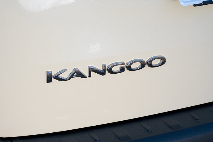 テールゲートの車名バッジに「GRAND」はつかない。