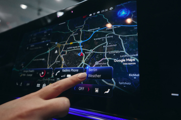 ナビゲーションには「Googleマップ」を使用。駆動用バッテリーやトラフィックの状況に応じて常に最適なルートを提示してくれる。