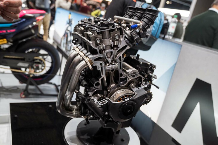 CFモトは、開発中の排気量675cc並列3気筒エンジンを発表。そのカットモデルを展示した。うわさでは、すでにラインナップされている2気筒スポーツモデルのプラットフォームに搭載するのではないか、といわれている。