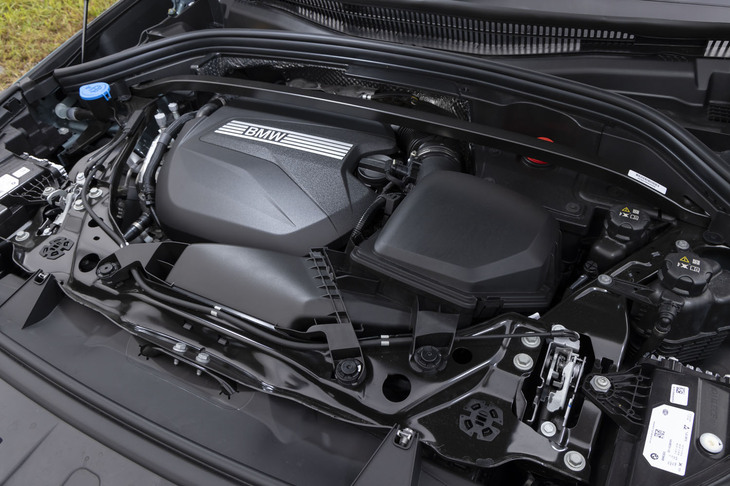 ボンネットを開けてみる。運転席では気にならないが、外ではディーゼルエンジンらしいサウンドが聞こえる。