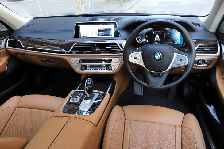 本物のレザーやウッドを惜しみなく使ったインテリア。エアコン吹き出し口を囲むシルバー加飾が新しい。