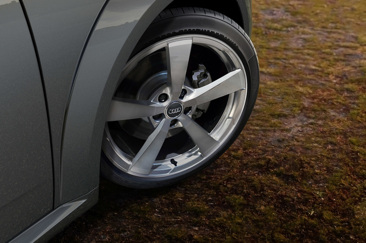 初代「TT」のホイールデザインを意識したという専用5スポーク19インチアルミホイールを装備。