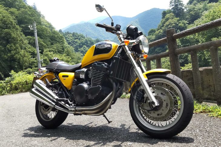 「トライアンフ・サンダーバードスポーツ」号も、まぁ同じような感じ。「トライアンフ東京」さんのおかげでメカはすこぶる元気だが、ボディーは線キズだらけだ（笑）。