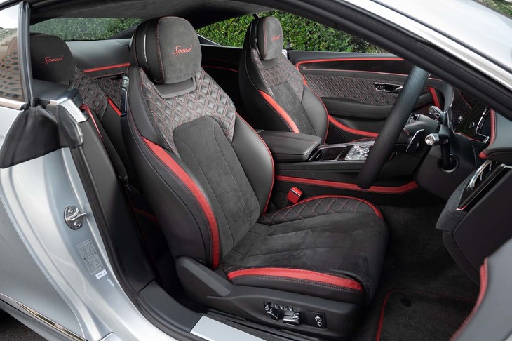 シートにはヘッドレストに「Speed」のステッチがあしらわれる。試乗車に装着されたオプションの「フロントシートコンフォートスペック」にはヘッドレストおよび座面長の電動調整機能やマッサージ機能などが含まれている。