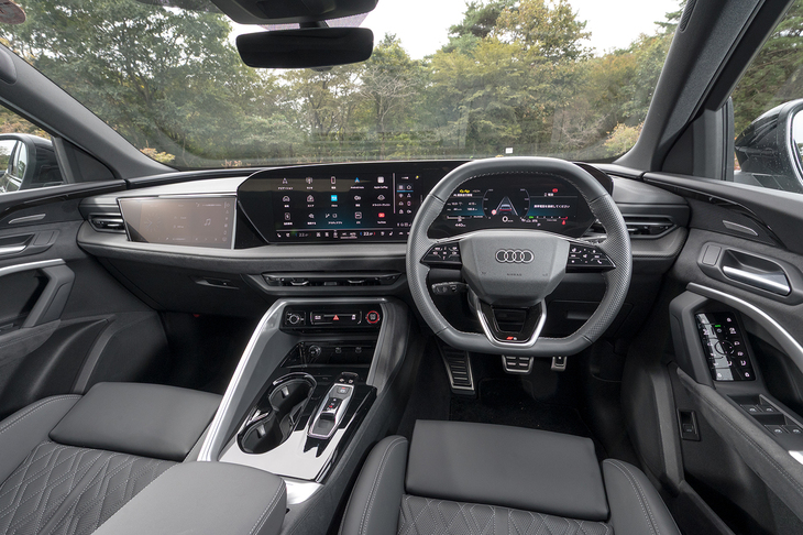 インストゥルメントパネルは湾曲した大型のスクリーンが運転席を囲むドライバーオリエンテッドな構成。「SQ5」では助手席前方のディスプレイも標準で備わる。