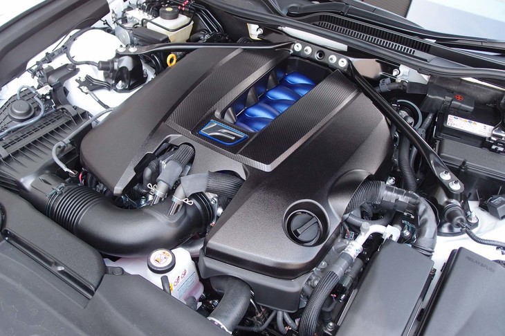 
	5リッターV8エンジンは、従来より4psと5Nmアップの最高出力481psと最大トルク535Nmを発生。写真で青く見えるインテークマニホールドは、切削加工により元の10kgから700g軽量化された。
	