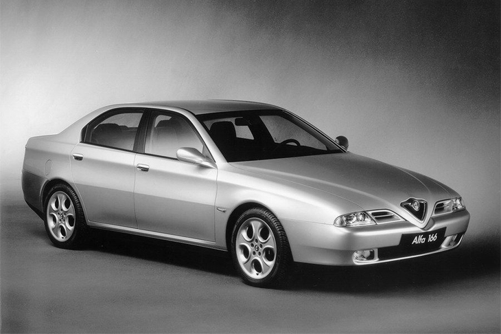 1998年に登場したアルファ・ロメオのフラッグシップセダン「166」。個性的なフロントマスクは、マイナーチェンジで変更されてしまった。