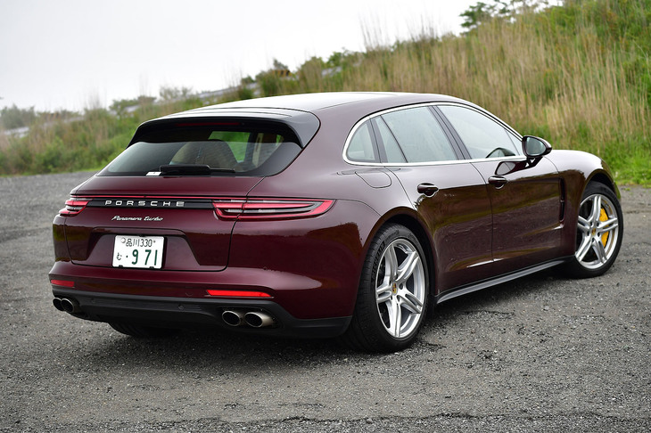 ノーマルボディーの「パナメーラ」のルーフラインを延長することで、ステーションワゴンのスタイルに仕上げている。