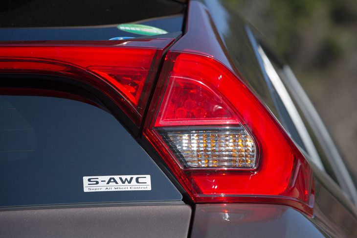 4WD車のテールゲートに装着される「S-AWC」のバッジ。S-AWCとは電子制御4WDやトラクションコントロール、ブレーキ制御などを組み合わせた車両の統合制御システムで、高いライントレース性や路面状態を問わない操縦安定性を実現している。