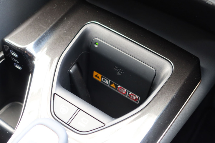 トヨタ・クラウン スポーツ（非接触充電機能付きの小物入れ）