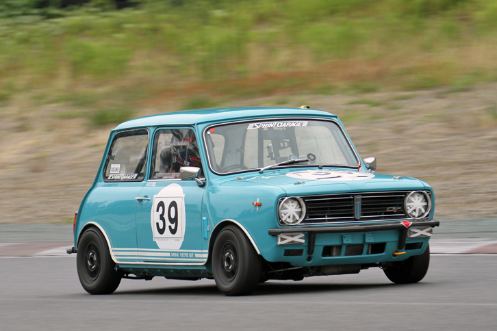 クリスタルカップでポール・トゥ・ウィンを飾った1974年「ミニ・クラブマン1275GT」。