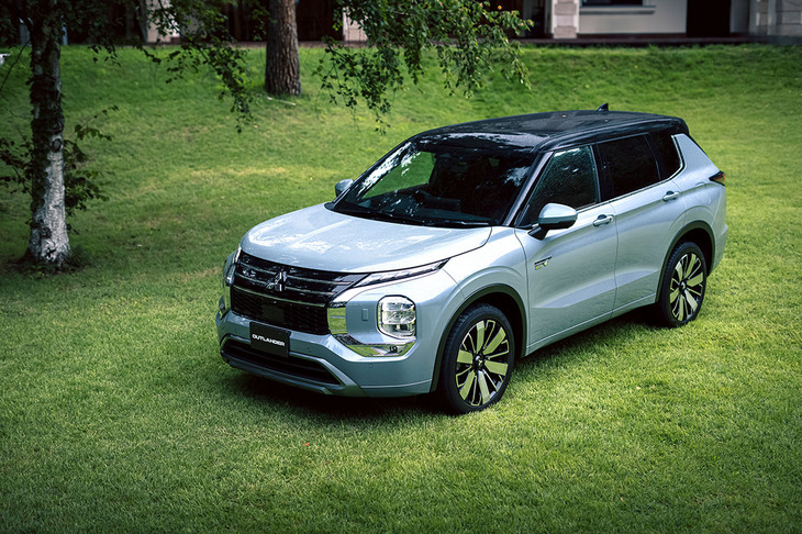 「アウトランダー」の最新モデル。フロントのアッパーグリルがフラットなデザインに変更され、前後のスキッドプレートがより立体的なデザインになった。写真は「ダイナミックサウンドヤマハアルティメット」を標準で搭載する最上級グレードの「Pエグゼクティブパッケージ」。