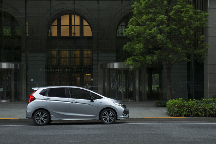 2013年9月にデビューした、第3世代の「ホンダ・フィット」。2014年6月のマイナーチェンジでは、安全装備が強化されるとともに、デザインや乗り心地、静粛性が見直された。