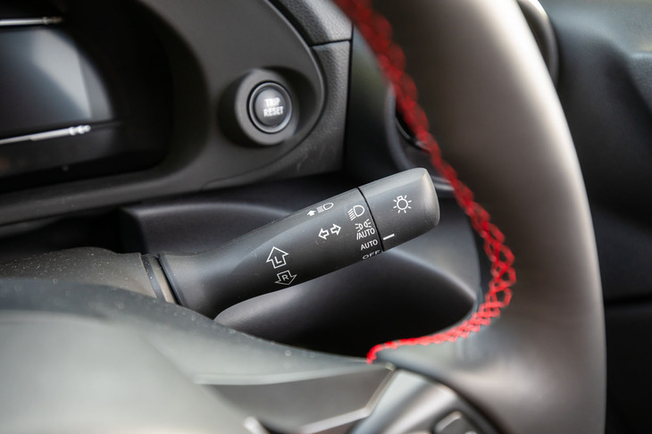 ウインカーレバーは操作した先でいったん固定されるロック式に変わった。以前のソフトタッチ式は戻すときの中立位置がわかりづらく、誤操作しやすかった。