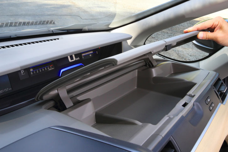 ドライバー側のダッシュボードには、ふた付きの小物入れスペースが用意される。