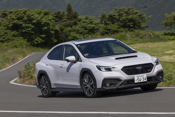 走りのステージは高速道路からワインディングロードへ。路面にかみついているかのような感触が伝わってくる。