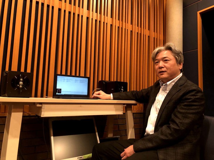 「SA-Z1」の開発を担当したソニーホームエンタテインメント＆サウンドプロダクツの加来欣志氏。熟練オーディオ評論家からも高い評価を得たという。2019年11月、ソニーシティ大崎の試聴室で。