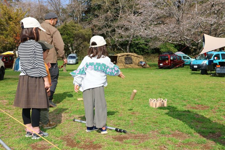 「モルック」はフィンランド・カレリア地方の伝統的な遊戯をもとに、1996年に生まれたゲームだ。競技内容は、木の棒を投げて木製のピンを倒すという簡単なもの。子供から大人まで一緒に楽しめるので、多くの人が夢中になっていた。ちなみに、この投げる木の棒をモルックと呼ぶ。実は国際大会まであるという奥の深いスポーツでもある。