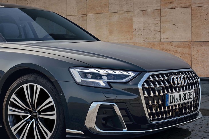 「A8」のフロントまわり。サイドエアインテーク周辺にはクロームの加飾が施された。