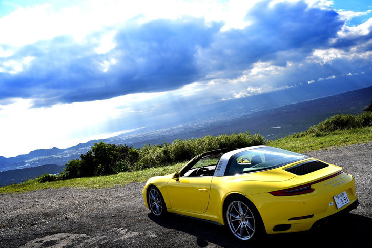 NEDC（新欧州ドライビングサイクル）による「タルガ4S」の燃費値は、市街地が10.4リッター/100km（約9.6km/リッター）、郊外が6.7リッター/100km（約14.9km/リッター）、複合では8.0リッター/100km（12.5km/リッター）となっている。