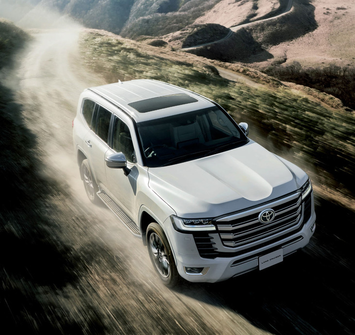 「パトロール（サファリ）」のライバルといえば、真っ先に思い浮かぶのは「ランドクルーザー」だろう。こちらも1951年からという長い歴史を持つ、世界に冠たるクロスカントリーである。現行型は、国内では2021年8月に発売された。