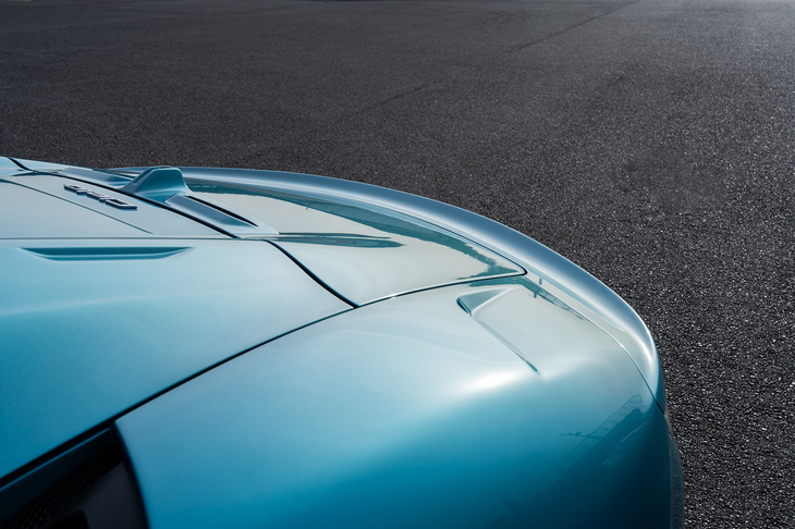 この試乗車のボディーカラーはマイナーチェンジで設定された「AIアクアレインボー」。光の加減で微妙に色合いが変わる高価なオプションペイントだ。