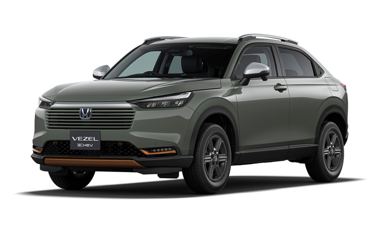 マイナーチェンジを機に設定された「e：HEV X HuNT（ハント）パッケージ」。「都市も自然もアクティブに楽しむ」をテーマに専用の内外装を採用する、タフ系のキャラクターが特徴だ。写真の外板色「ボタニカルグリーンパール」は、今回のマイナーチェンジに合わせて導入された新色。