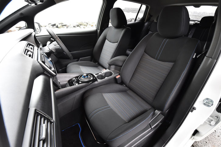 バイオPETを素材に用いた「リーフG」のシート。シートヒーターが標準で備わる。