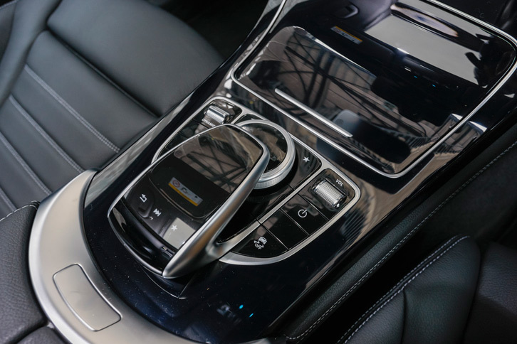 センターコンソールには指でのタッチ操作が可能なCOMANDコントローラーが備わる。