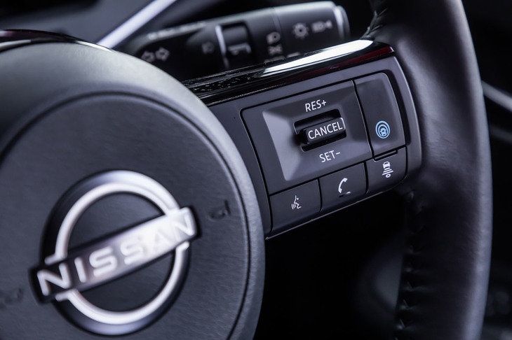 日産ノート オーラGレザーエディション（ナビリンク機能付き「プロパイロット」の操作スイッチ）