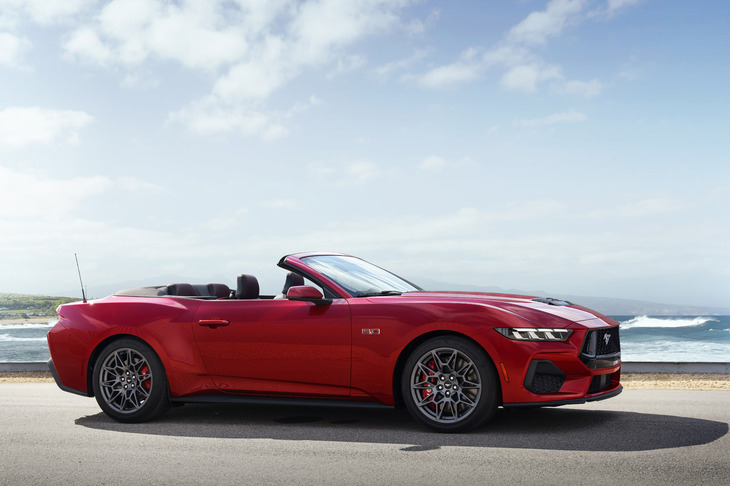 右ハンドル仕様で導入される予定だった「フォード・マスタング」。フォードの撤退によって日本市場から姿を消してしまったが、根強いファンは多い。2.3リッター直4ターボやV8搭載モデルをラインナップする。写真はオープントップの「コンバーチブル」。
