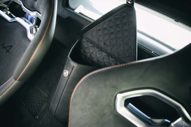 左右座席間の後方には、凝ったつくりの小物入れが備わる。